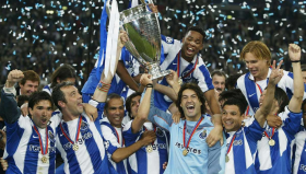 曼联新星拉什福德欧冠双响击溃巴萨，曼联前景引发思考